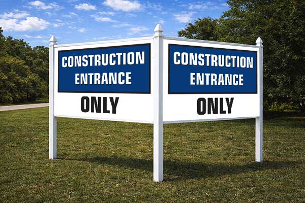 4x8 auction sign mounted in arrow post for auction listing